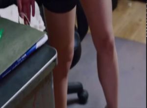 Секретарша мастурбирует на работе в офисе